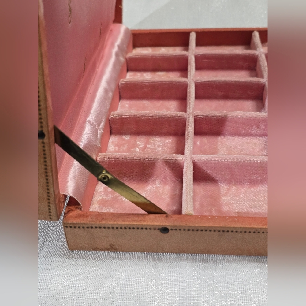Vintage Mele MCM Salmon Pink Vinyl Exterior Jewelry Box - Picture 14 of 15